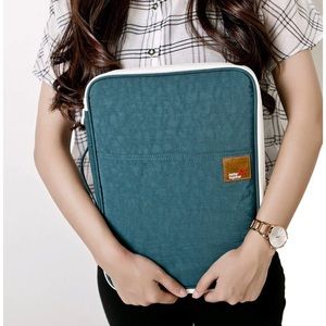 UNIVERSAL TRAVEL CASE NWOT